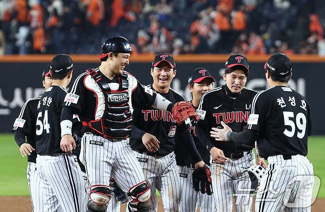 30일 대전 한화생명볼파크에서 열린 프로야구 2025 신한 SOL뱅크 KBO 포스트시즌 한국시리즈 4차전 LG 트윈스와 한화 이글스의 경기, LG 선수들이 7대4 승리 후 기쁨을 나누고 있다. 2025.10.30/뉴스1 ⓒ News1 김도우 기자