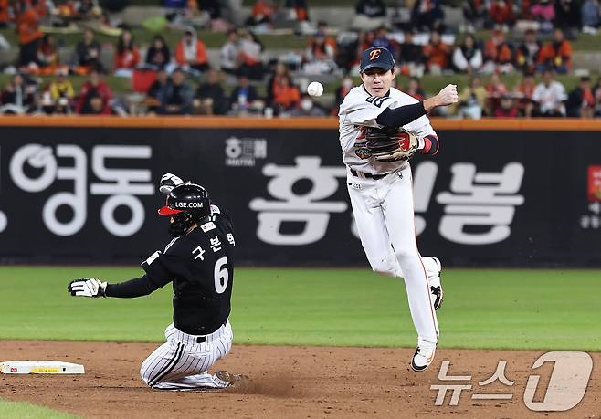 30일 오후 대전 한화생명볼파크에서 열린 프로야구 2025 신한 SOL뱅크 KBO 한국시리즈 4차전 LG트윈스와 한화 이글스의 경기, 1사 1,3루 LG 박해민의 병살타때 심우준 유격수가 1루 주자 구본혁을 잡고 1루 송구하고 있다. ⓒ News1 구윤성 기자