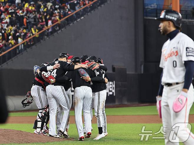 30일 대전 한화생명볼파크에서 열린 프로야구 2025 신한 SOL뱅크 KBO 포스트시즌 한국시리즈 4차전 LG 트윈스와 한화 이글스의 경기, 한화에 7대 4로 역전승한 LG 선수들이 기쁨을 나누고 있다. 2025.10.30/뉴스1 ⓒ News1 구윤성 기자