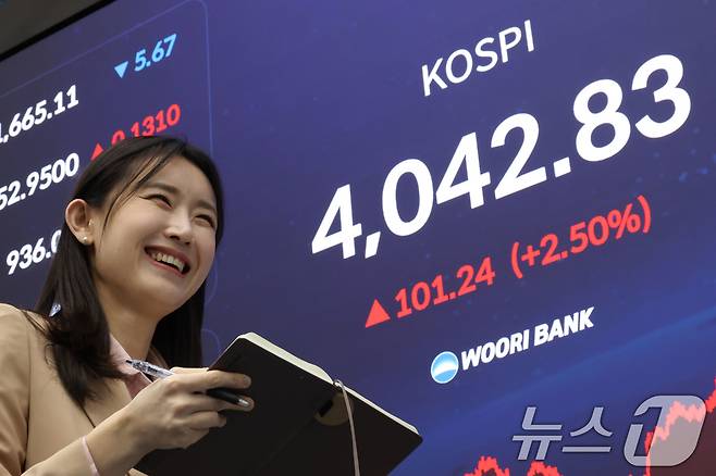 코스피 지수가 사상 첫 4000을 넘으며 종가 기준 최고치를 경신한 27일 오후 서울 중구 우리은행 본점 딜링룸 전광판에 종가가 표시되고 있다. 이날 코스피는 전 거래일 대비 101.24포인트(2.50%) 상승한 4042.83으로 장을 마쳤다. 2025.10.27/뉴스1 ⓒ News1 이광호 기자