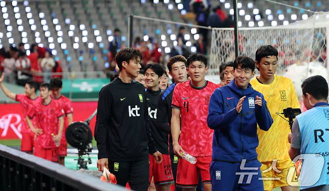 한국 남자 선수 A매치 최다 출전한 손흥민이 14일 오후 서울 마포구 서울월드컵경기장에서 열린 하나은행 초청 축구국가대표팀 친선경기 대한민국과 파라과이의 경기에서 2대0으로 승리한 국가대표팀이 팬들과 인사를 하고 있다. 2025.10.14/뉴스1 ⓒ News1 김명섭 기자