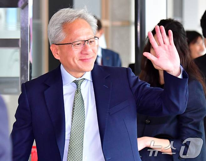 아시아태평양 경제협력체(APEC)에 참석하기 위해 전용기로 경북 포항경주공항에 도착한 엔비디아 창립자 겸 CEO 젠슨 황이 공항 밖에서 기다리던 시민들에게 다가가 인사하고 있다. 2025.10.31/뉴스1 ⓒ News1 최창호 기자