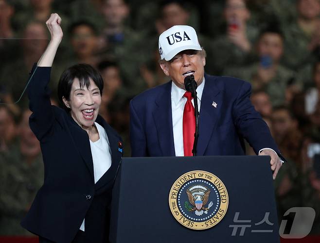 도널드 트럼프 미국 대통령이 28일 일본 가나가와현 요코스카에 있는 미 해군 기지를 방문해 미 항공모함 조지워싱턴 함상에서 군 장병들을 대상으로 연설했다. 다카이치 사나에 일본 총리는 미 항모를 함께 시찰했다. 2025.10.28 ⓒ 로이터=뉴스1 ⓒ News1 최종일 선임기자