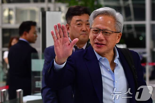 젠슨 황 엔비디아 창립자 겸 CEO 젠슨 황이 31일 오후 경북 경주시에서 열린 아시아태평양 경제협력체(APEC) APEC일정을 마친 후 포항경주공항을 통해 영국 런던으로 출국하고 있다. 2025.10.31/뉴스1 ⓒ News1 최창호 기자