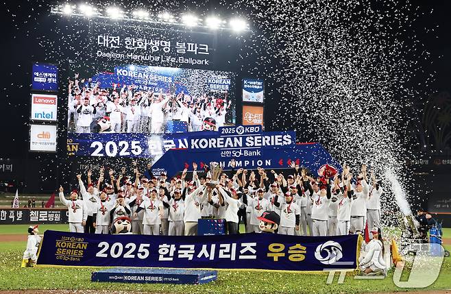 31일 오후 대전 한화생명볼파크에서 열린 프로야구 2025 신한 SOL뱅크 KBO 한국시리즈 5차전 LG트윈스와 한화 이글스의 경기, 4대 1로 승리하며 통합 우승을 차지한 LG 선수들이 트로피를 들어올리며 기쁨을 만끽하고 있다. 2025.10.31/뉴스1 ⓒ News1 구윤성 기자