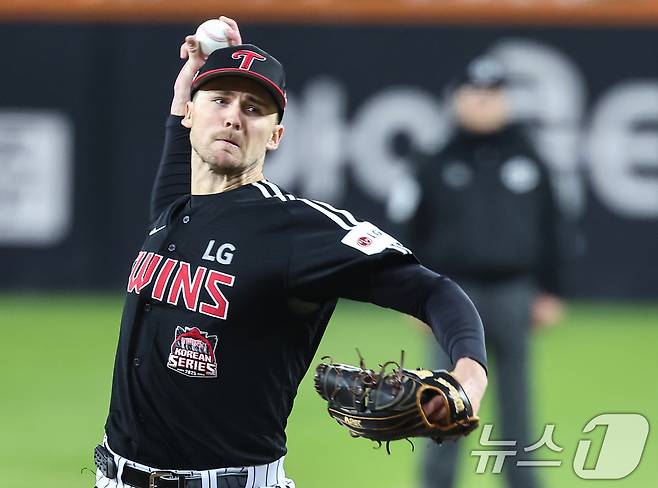 31일 대전 한화생명볼파크에서 열린 프로야구 2025 신한 SOL뱅크 KBO 포스트시즌 한국시리즈 5차전 LG 트윈스와 한화 이글스의 경기, LG 선발투수 톨허스트가 6회말 역투하고 있다. 2025.10.31/뉴스1 ⓒ News1 김도우 기자