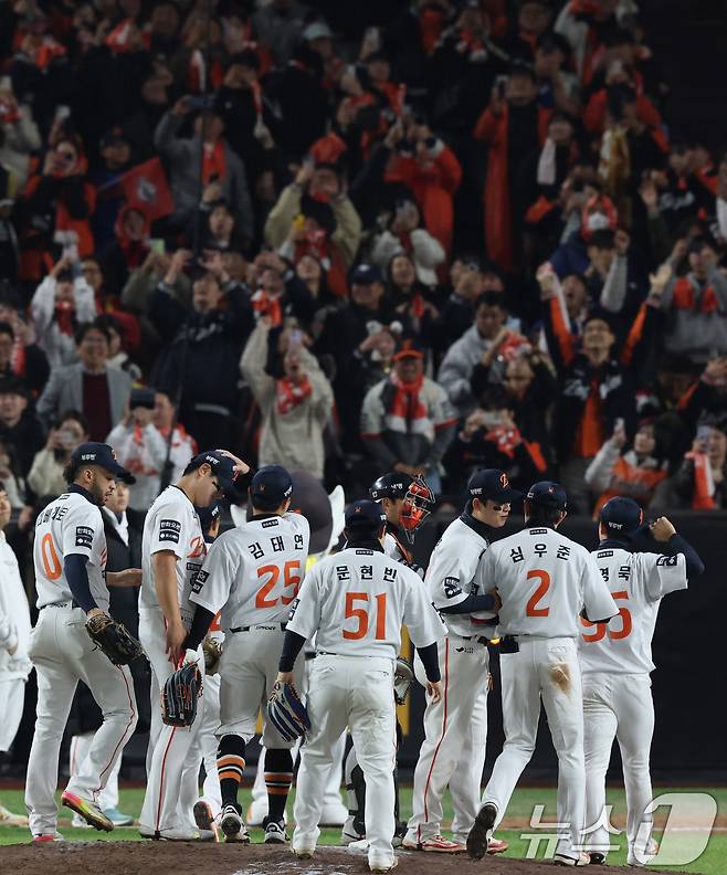 29일 대전 한화생명볼파크에서 열린 프로야구 2025 신한 SOL뱅크 KBO 포스트시즌 한국시리즈 3차전 LG 트윈스와 한화 이글스 경기에서 승리한 한화 선수들이 기뻐하고 있다. 2025.10.29/뉴스1 ⓒ News1 김기태 기자