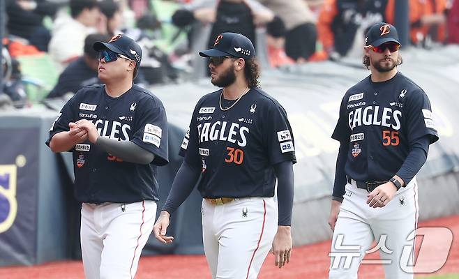 26일 서울 잠실야구장에서 열린 프로야구 2025 신한 SOL뱅크 KBO 포스트시즌 한국시리즈 1차전 한화 이글스와 LG 트윈스의 경기, 한화 류현진, 폰세, 와이스가 더그아웃으로 향하고 있다. 2025.10.26/뉴스1 ⓒ News1 김성진 기자