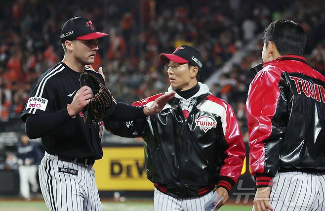 31일 대전 한화생명볼파크에서 열린 프로야구 2025 신한 SOL뱅크 KBO 포스트시즌 한국시리즈 5차전 LG 트윈스와 한화 이글스의 경기, LG 선발 톨허스트가 7회말 이닝을 실점 없이 마친 뒤 더그아웃으로 향하고 있다. 2025.10.31/뉴스1 ⓒ News1 김진환 기자