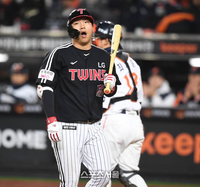 LG 문보경이 30일 대전 한화생명볼파크에서 열린 2025 KBO 한국시리즈 4차전 한화와 경기 4회초 1사 삼진을 당한 후 더그아웃으로 들어오고 있다. 대전 | 최승섭기자 thunder@sportsseoul.com