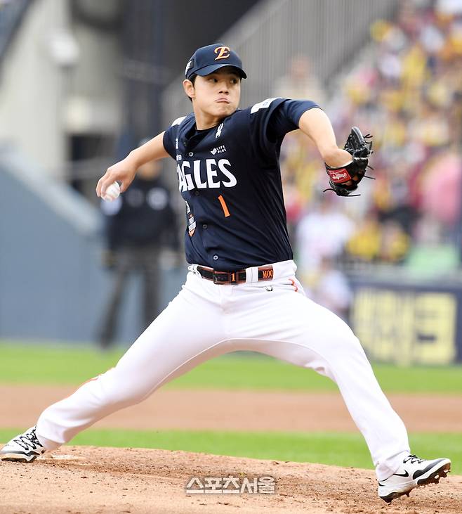 한화  문동주가 26일 잠실구장에서 열린 2025 KBO리그 LG와 한국시리즈 1차전에 선발 등판해 힘차게 공을 던지고 있다. 잠실 | 박진업 기자 upandup@sportsseoul.com