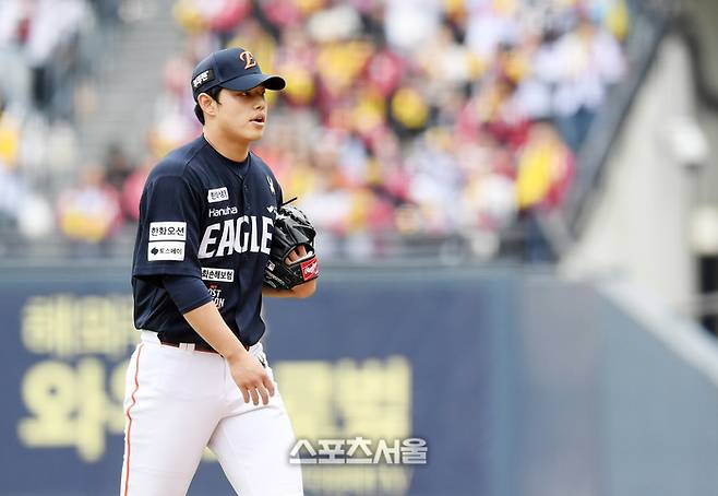 한화 선발투수 문동주가 26일 잠실구장에서 열린 2025 KBO리그 LG와 한국시리즈 1차전 1회말 2사 3루 상황에서 LG 문보경에 1타점 2루타를 허용한 뒤 아쉬워하고 있다. 잠실 | 박진업 기자 upandup@sportsseoul.com