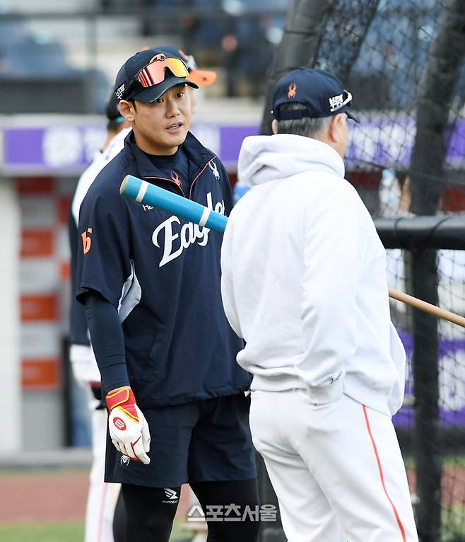 한화 하주석(왼쪽)이 31일 대전 한화생명볼파크에서 열린 2025 KBO리그 LG와의 한국시리즈 5차전에 앞서 훈련 중 김경문 감독과 이야기를 나누고 있다. 대전 | 박진업 기자 upandup@sportsseoul.com