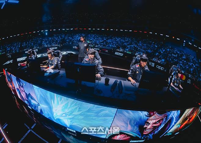 T1이 31일(한국시간) 중국 상하이 메르세데스-벤츠 아레나에서 열린 ‘2025 LoL 월드챔피언십(롤드컵)’ 8강 AL전을 준비하고 있다. 사진 | 라이엇 게임즈