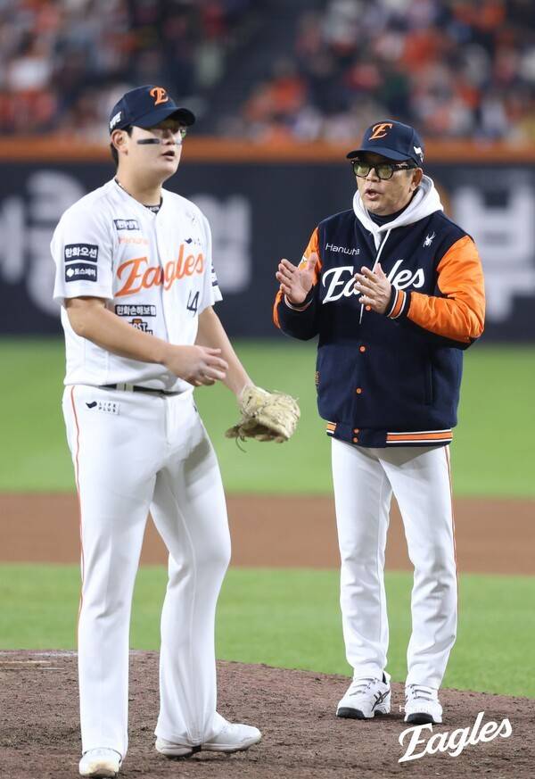 양상문 한화 이글스 투수코치가 마운드를 방문해 김서현을 격려하고 있다. /사진=한화 이글스