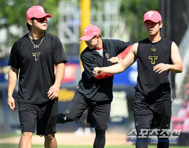 2일 광주KIA챔피언스필드에서 열린 한화와 KIA의 경기, KIA 김도영과 박찬호가 워밍업을 하고 있다. 광주=허상욱 기자wook@sportschosun.com/2025.05.02/