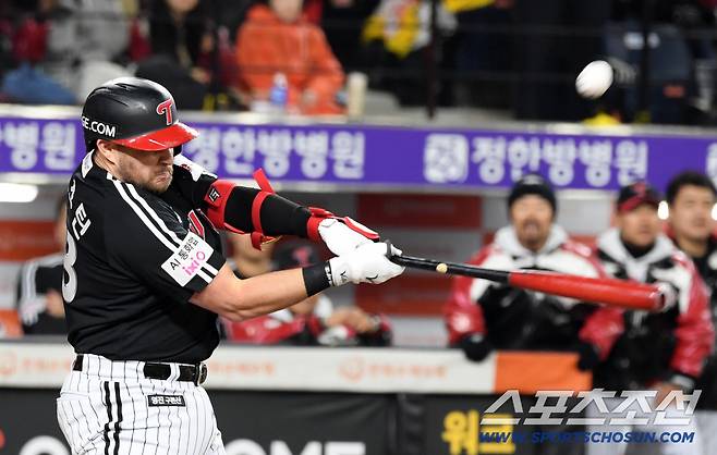 30일 대전 한화생명볼파크에서 열린 한국시리즈 4차전 한화 이글스와 LG 트윈스의 경기. LG 오스틴이 안타를 날리고 있다. 대전=박재만 기자 pjm@sportschosun.com/2025.10.30/