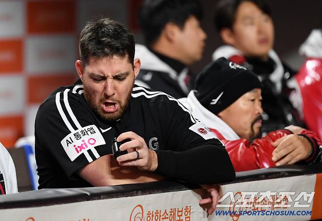 30일 대전 한화생명볼파크에서 열린 한국시리즈 4차전 한화 이글스와 LG 트윈스의 경기. 오스틴이 생각에 잠겨 있다. 대전=박재만 기자 pjm@sportschosun.com/2025.10.30/