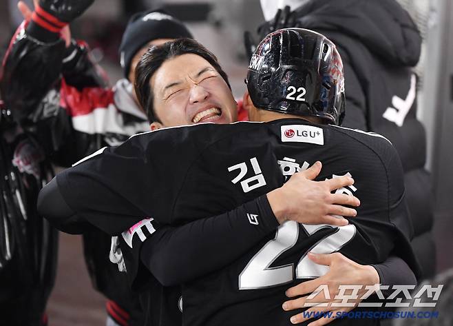 30일 대전 한화생명볼파크에서 열린 LG와 한화의 한국시리즈 4차전. 9회초 2사 1, 2루 김현수가 2타점 역전 적시타를 쳤다. 대주자로 교체된 김현수를 박해민이 격하게 껴안고 있다. 사진=정재근 기자