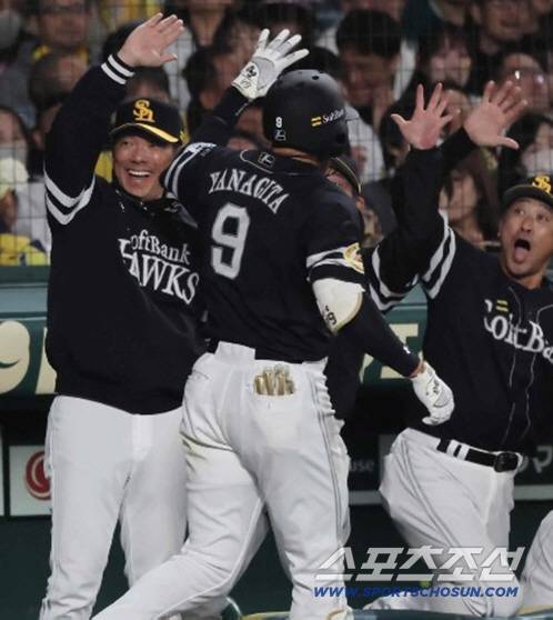 베테랑 야나기타는 8회 동점 2점 홈런을 날렸다. 사진캡처=소프트뱅크 호크스 SNS