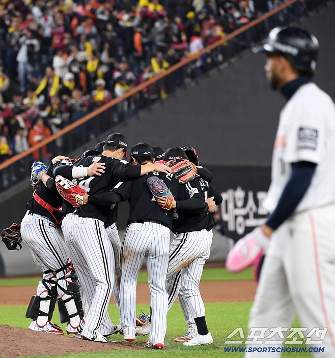 30일 대전 한화생명볼파크에서 열린 한국시리즈 4차전 한화 이글스와 LG 트윈스의 경기. 승리한 LG 선수들이 기뻐하고 있다. 대전=박재만 기자 pjm@sportschosun.com/2025.10.30/