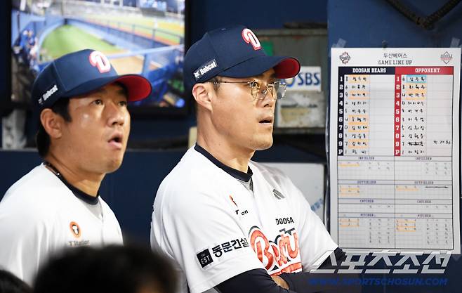 14일 잠실구장에서 열린 두산 베어스와 NC 다이노스의 경기. 조성환 감독대행이 김지용 코치와 대화를 나누고 있다. 잠실=박재만 기자 pjm@sportschosun.com/2025.08.14/