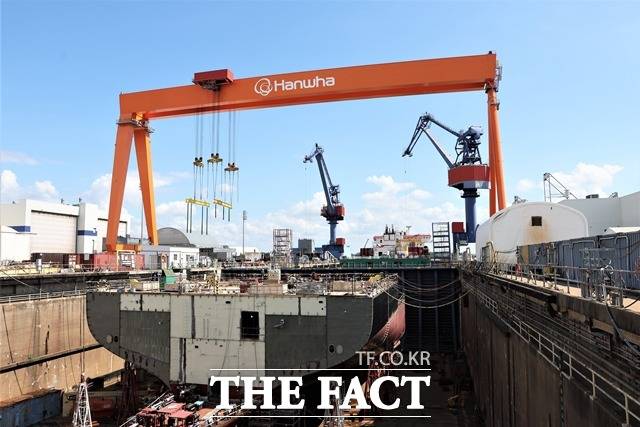 한화시스템은 3분기 매출 8077억원, 영업이익 225억원, 순이익 1518억원을 기록했다. 한화필리조선소 전경. /한화오션