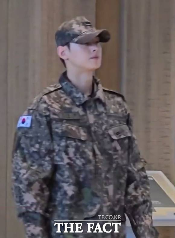 가수 겸 배우 차은우가 2025 APEC 정상회의가 열리는 경북 경주의 한 호텔에서 포착됐다. /온라인 커뮤니티