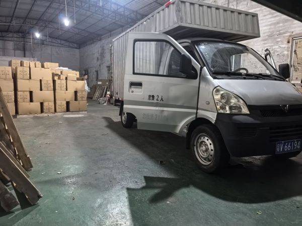 지난달 28일 오후 7시 중국 광둥성 불산시 외곽 창고에서 확보한 위조품 박스들. 위조품들은 공안이 현장에서 압수해 자체적으로 폐기한다. 다만 보안을 이유로 외부에 폐기 과정이 공개되지는 않는다. 직접 폐기가 됐는지 여부는 확인할 수 없다. IP SPACE 제공.