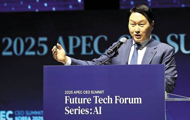 ‘APEC CEO 서밋’ 의장을 맡은 최태원 SK그룹 회장이 지난 28일 경북 경주엑스포대공원 문무홀에서 열린 ‘퓨처테크포럼 AI(인공지능)’에서 ‘AI 생태계 구축’을 주제로 환영사를 하고있다. 올해 APEC CEO 서밋의 부대 행사 중 하나로 SK그룹이 주관했다. /SK그룹 제공