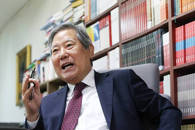 안병훈 전 조선일보 부사장이자 도서출판 기파랑 대표는 “조선일보에서 일한 38년 7개월 동안 나는 언제나 기자였다”고 말했다. /장련성 기자