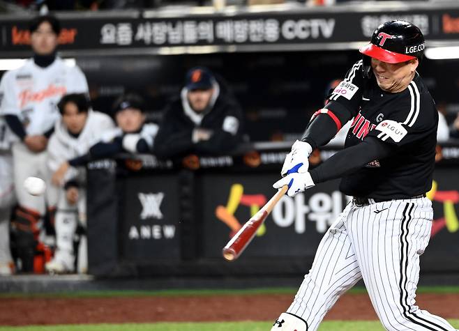 31일 대전 한화생명볼파크에서 열린 LG와 한화의 한국시리즈 5차전. 6회초 1사 2루 김현수가 1타점 적시타를 치고 있다./허상욱 스포츠조선 기자