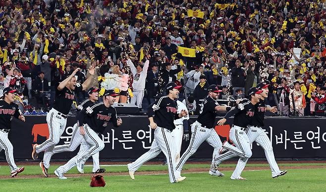 31일 오후 대전 한화생명볼파크에서 열린 프로야구 2025 신한 SOL뱅크 KBO 한국시리즈 5차전 LG트윈스와 한화 이글스의 경기, 4대 1로 승리하며 통합 우승을 차지한 LG 선수들이 환호하고 있다.  2025.10.31/뉴스1