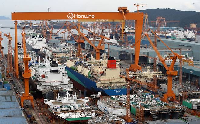 도널드 트럼프 미국 대통령이 한국의 핵 추진 잠수함 건조를 승인한 30일 경남 거제시 한화오션 거제사업장에 대형 크레인과 건조 중인 선박이 보이고 있다. /뉴스1