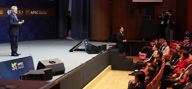 젠슨 황 엔비디아 CEO가 31일 경북 경주예술의전당에서 열린 아시아태평양경제협력체(APEC) 최고경영자(CEO) 서밋에서 연설하고 있는 모습을 최태원 SK그룹 회장이 보고 있다. / 연합뉴스