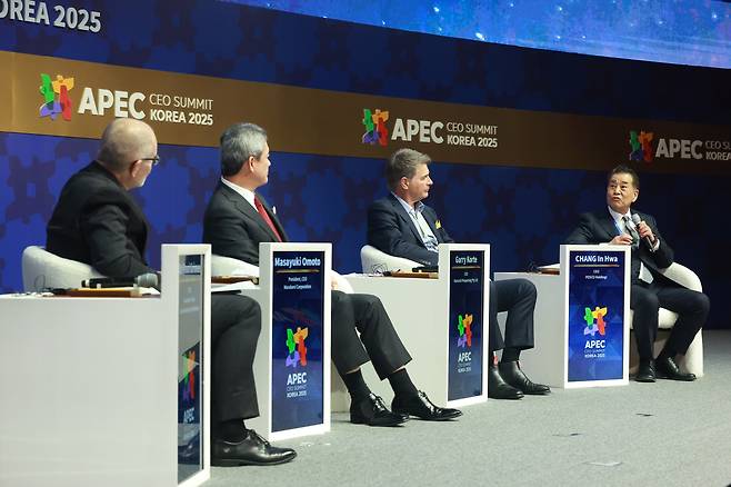 장인화(맨 오른쪽) 포스코 회장이 30일 오전 경북 경주예술의전당에서 열린 아시아태평양경제협력체(APEC) 최고경영자(CEO) 서밋 토론회에서 발언하고 있다./뉴스1