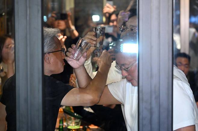 젠슨 황 엔비디아 최고경영자(CEO)가 30일 오후 서울 강남구 삼성역 인근 깐부치킨 매장에서 이재용 삼성그룹 회장, 정의선 현대차그룹 회장과 치킨 회동을 하고 있다. (공동취재) 2025.10.30/뉴스1 ⓒ News1