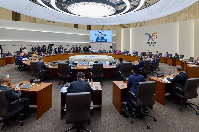 이재명 대통령이 31일 경북 경주 화백컨벤션센터(HICO)에서 열린 2025 아시아태평양경제협력체(APEC) 정상회의 제1세션에서 개회사를 하고 있다. 2025.10.31. 대통령실 제공