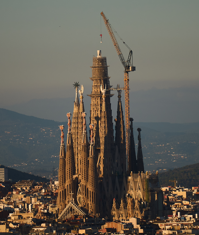 30일(현지 시간) 세계에서 가장 높은 성당으로 기록된 스페인 바르셀로나의 사그라다 파밀리아 대성당. 143년째 공사가 진행 중인 이 성당의 중앙탑 일부가 들어서면서 높이가 162.91m로 높아졌다. 바르셀로나=AP 뉴시스