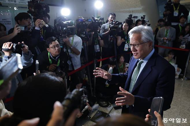 젠슨 황 엔비디아 최고경영자(CEO)가 31일 경북 경주시 경주예술의전당 원화홀에서 열린 엔비디아 기자회견에 앞서 방송 취재진 수십명에게 둘러싸인 채 인터뷰를 진행하고 있다. 경주=박형기 기자 onehsot@donga.com