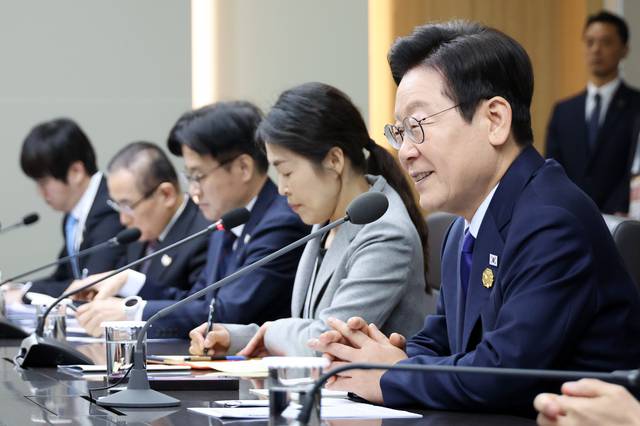 이재명 대통령이 31일 APEC 정상회의 장소인 경북 경주화백컨벤션센터에서 열린 아랍에미리트(UAE) 칼리드 아부다비 왕세자와의 면담에서 발언하고 있다. 연합뉴스