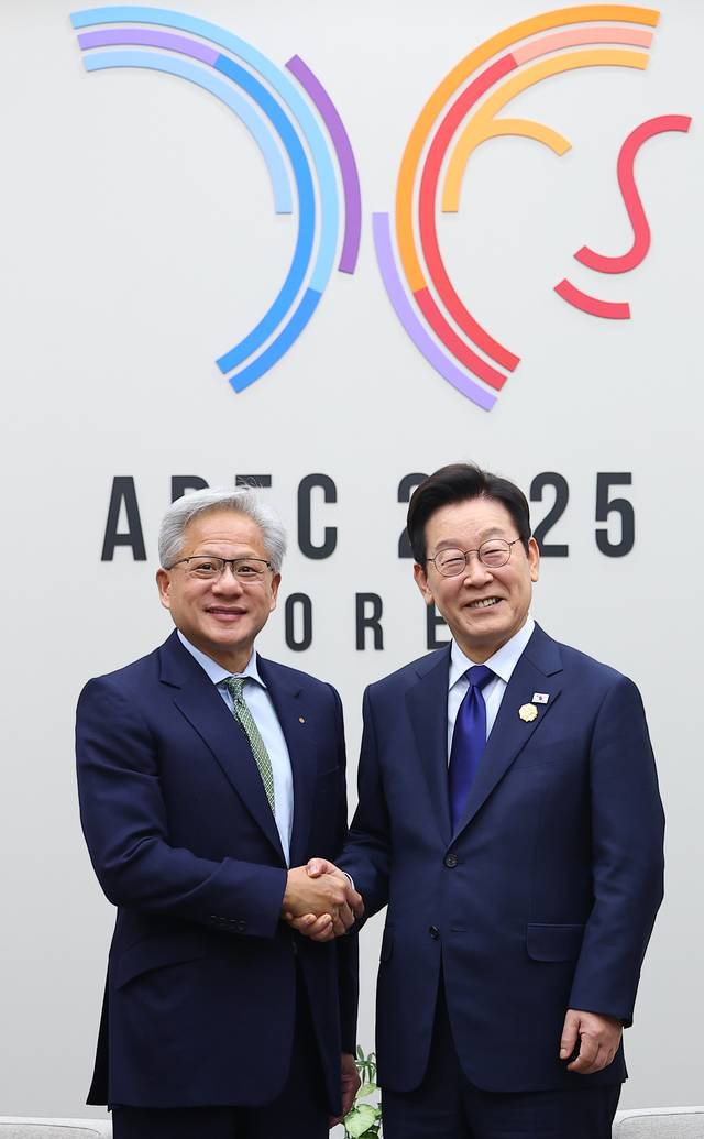 이재명 대통령과 젠슨 황 엔비디아 최고경영자가 31일 APEC 정상회의장인 경북 경주화백컨벤션센터에서 면담 전 기념촬영을 하고 있다. 연합뉴스