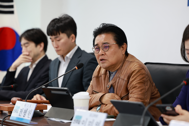 전병헌 새미래민주당 대표가 지난 10월 29일 서울 여의도 새민주 당사에서 최고위원회의를 주재하며 모두발언을 하고 있다. 왼쪽부터 새민주 진예찬 최고위원, 신재용 최고위원, 전병헌 대표, 이미영 최고위원.<새미래민주당 제공 사진>