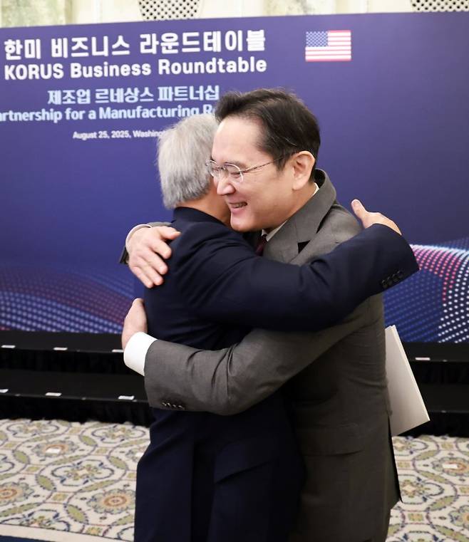 이재용 삼성전자 회장(오른쪽)이 25일(현지시간) 미국 워싱턴DC 윌러드 호텔에서 열린 한미 비즈니스 라운드 테이블에서 젠슨 황 엔비디아 최고경영자와 포옹하고 있다. 연합뉴스