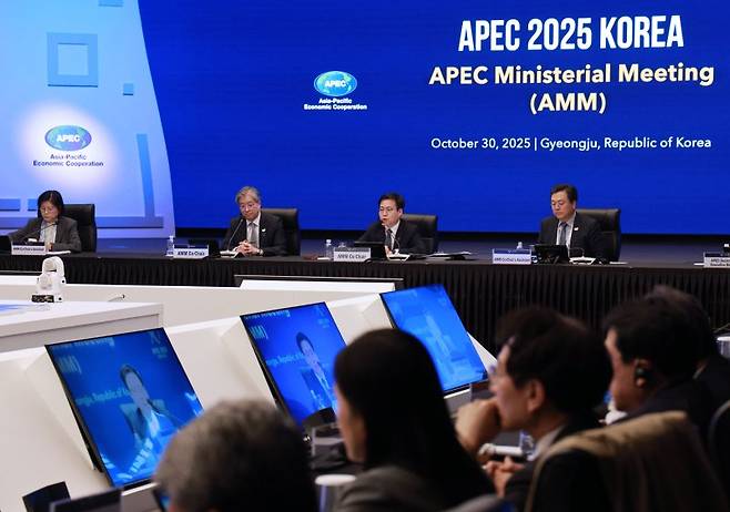 30일 소노캄 경주 그랜드볼룸에서 열린 APEC 합동각료회의(AMM) 본회의에서 여한구 산업통상부 통상교섭본부장이 개회사를 하고 있다. 사진=연합뉴스