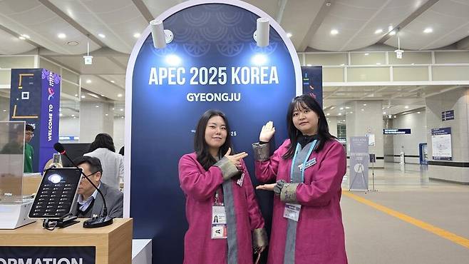 31일 경주역에서 만난 자원봉사자 (왼쪽부터) 한다경(21)씨와 함경림(23)씨. 김규현 기자