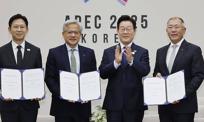 이재명 대통령이 31일 경북 경주화백컨벤션센터(HICO)에서 열린 젠슨 황 엔비디아 대표 접견에서 국내 피지컬 인공지능 역령 고도화를 위한 양해각서(MOU)를 체결 한 뒤 기념촬영을 하고 있다. 대통령실사진기자단