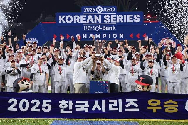 엘지(LG) 트윈스 염경엽 감독과 선수들이 31일 대전 한화생명 볼파크에서 열린 2025 KBO리그 한국시리즈에서 통합 우승을 차지한 뒤 기뻐하고 있다. 연합뉴스