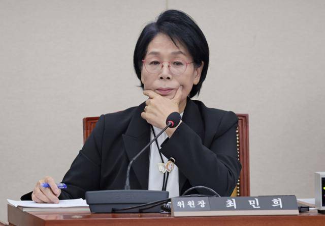 최민희 국회 과학기술정보방송통신위원장이 10월 30일 서울 여의도 국회의사당에서 열린 과방위 종합 국정감사 도중 '딸 결혼식 논란'과 관련한 의원의 질의를 듣고 있다. 고영권 기자