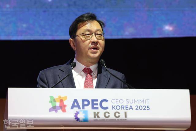 최재원 SK그룹 부회장이 31일 경북 경주시 예술의전당에서 ‘아시아 태평양 LNG 협력’을 주제로 열린 아시아태평양경제협력체(APEC) 최고경영자(CEO) 서밋(Summit)에서 환영사를 하고 있다. 경주=정다빈 기자